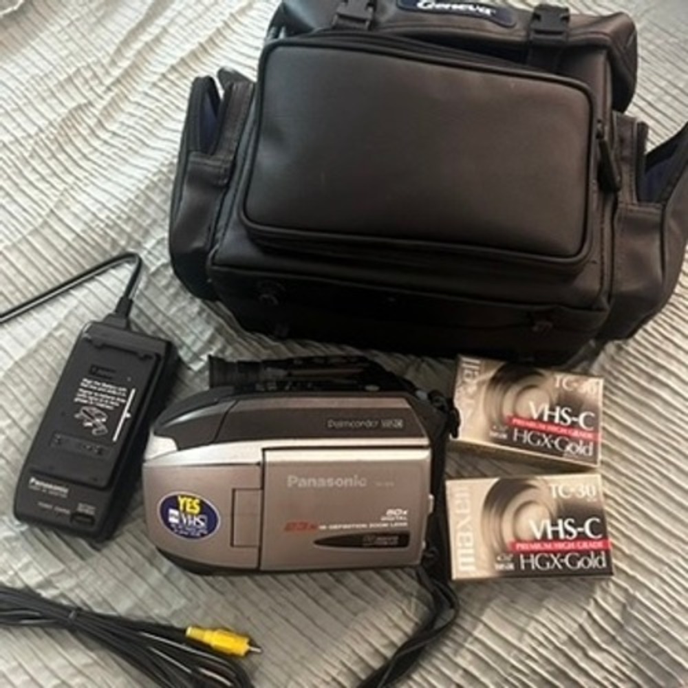 Panasonic Palmcorder PV-L678D VHS-C Camcorder Bundle 23x Zoom 3.2 LCD Case Tapes